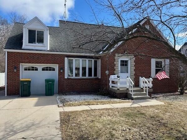 512 S Main St, Saukville, WI 53080