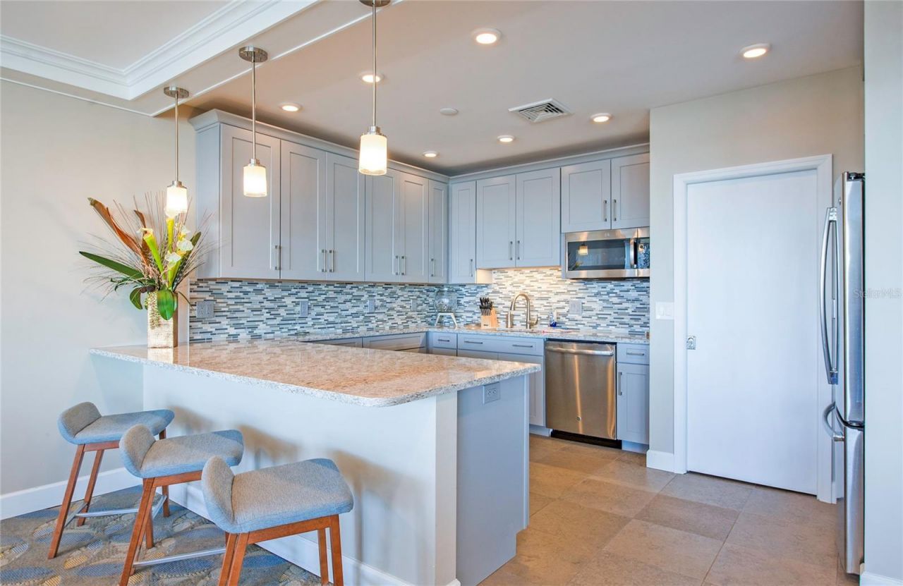 700 Beach Drive Ne, Unit 406, Saint Petersburg, FL 33701 Photo