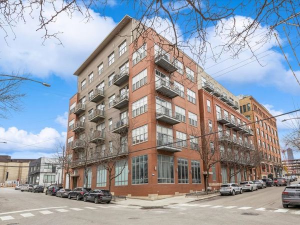 824 W Superior Street, Unit 303, Chicago, IL 60642