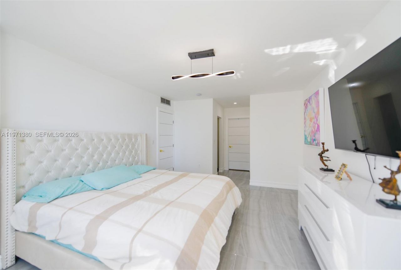 1950 S Ocean Dr , Unit 8J, Hallandale Beach, FL 33009 Photo