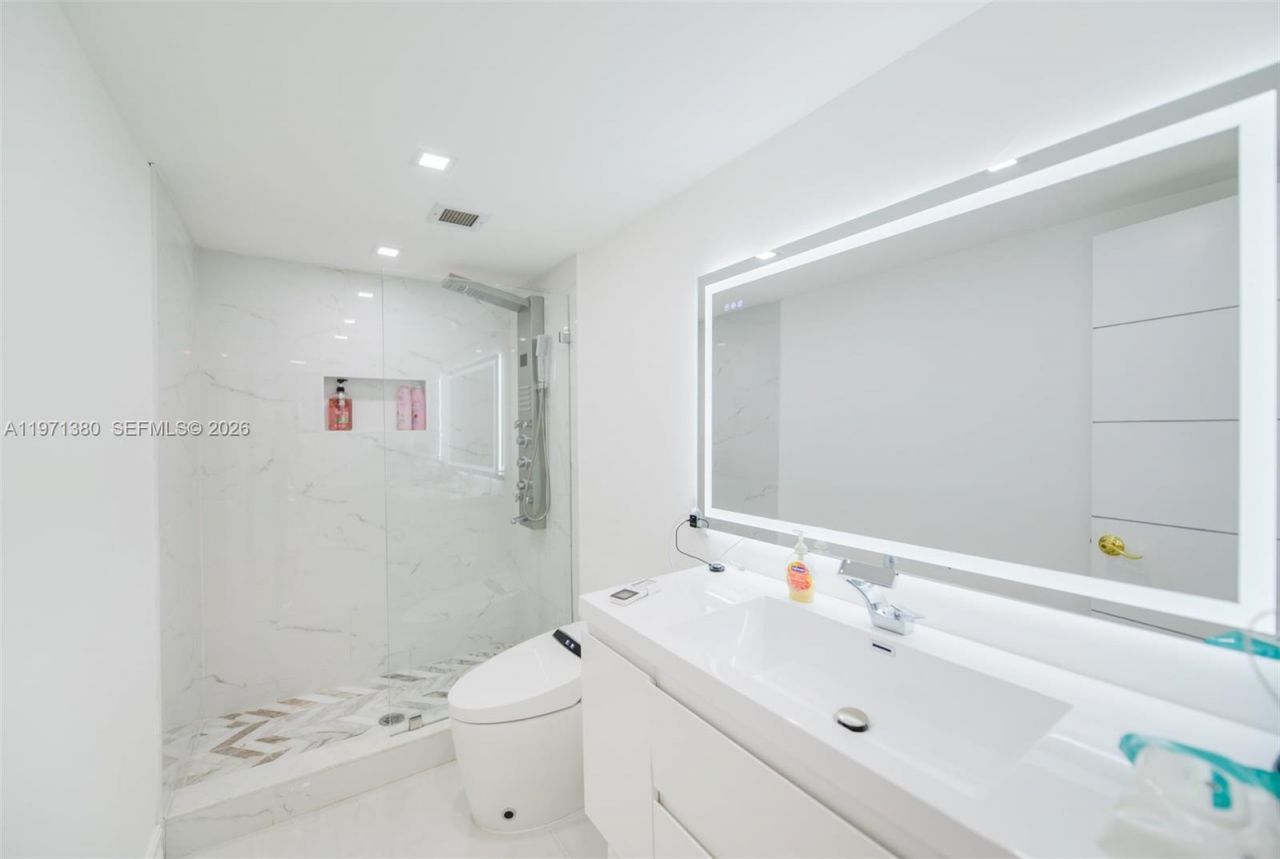 1950 S Ocean Dr , Unit 8J, Hallandale Beach, FL 33009 Photo