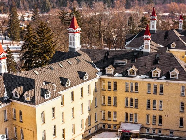 800 Cottageview Drive, Unit 403, Traverse City, MI 49684