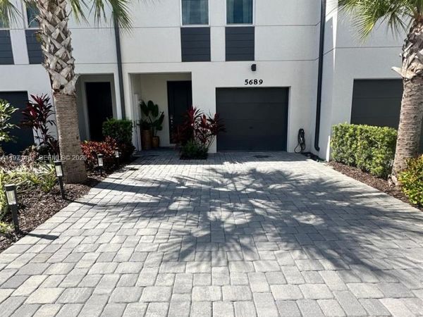 5689 Mentmore Dr , Mangonia Park, FL 33407