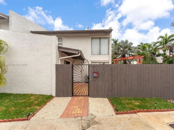 10915 SW 71st St, Miami, FL 33173