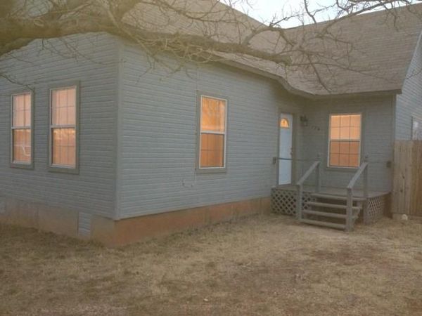 129 East Street , Tye, TX 79563