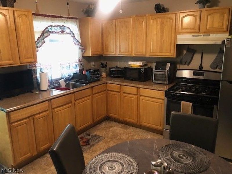 13104 Wainfleet Avenue, Cleveland, OH 44135 Photo 2