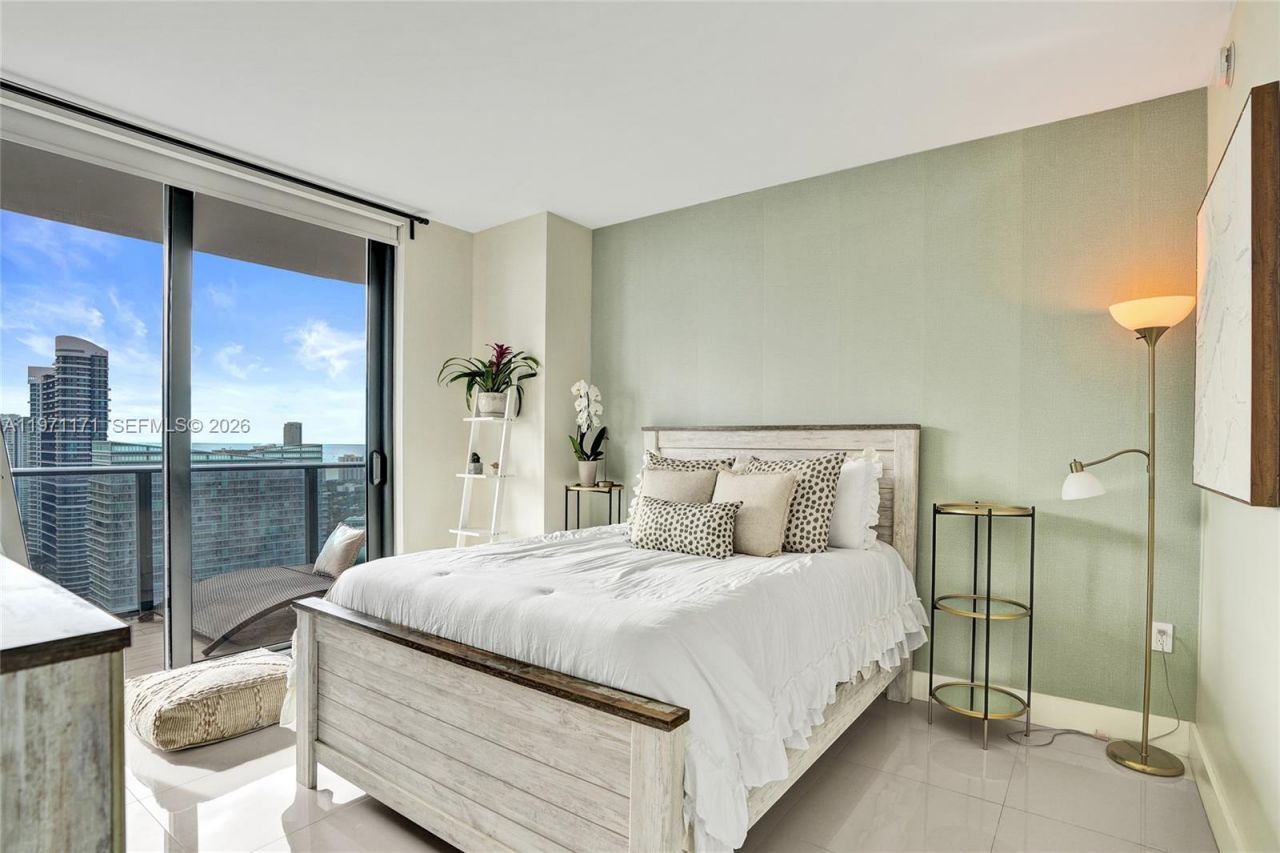 45 SW 9th St, Unit 4004, Miami, FL 33130 Photo