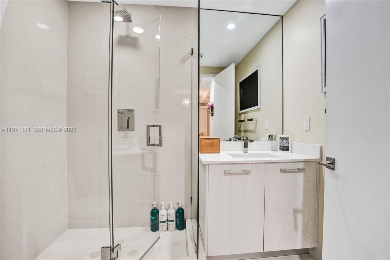 45 SW 9th St, Unit 4004, Miami, FL 33130 Photo