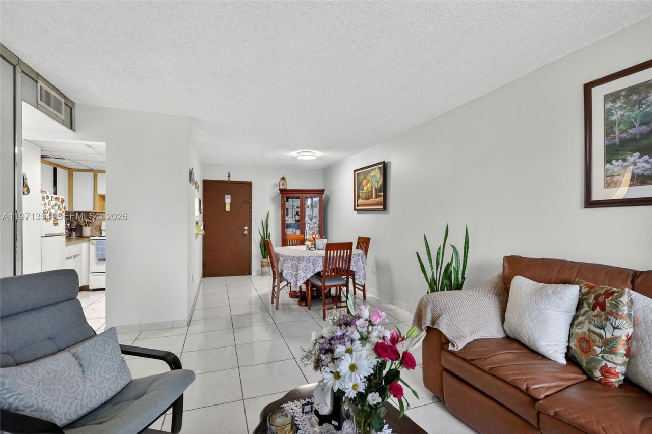9678 Fontainebleau Blvd, Unit 410, Miami, FL 33172 Photo