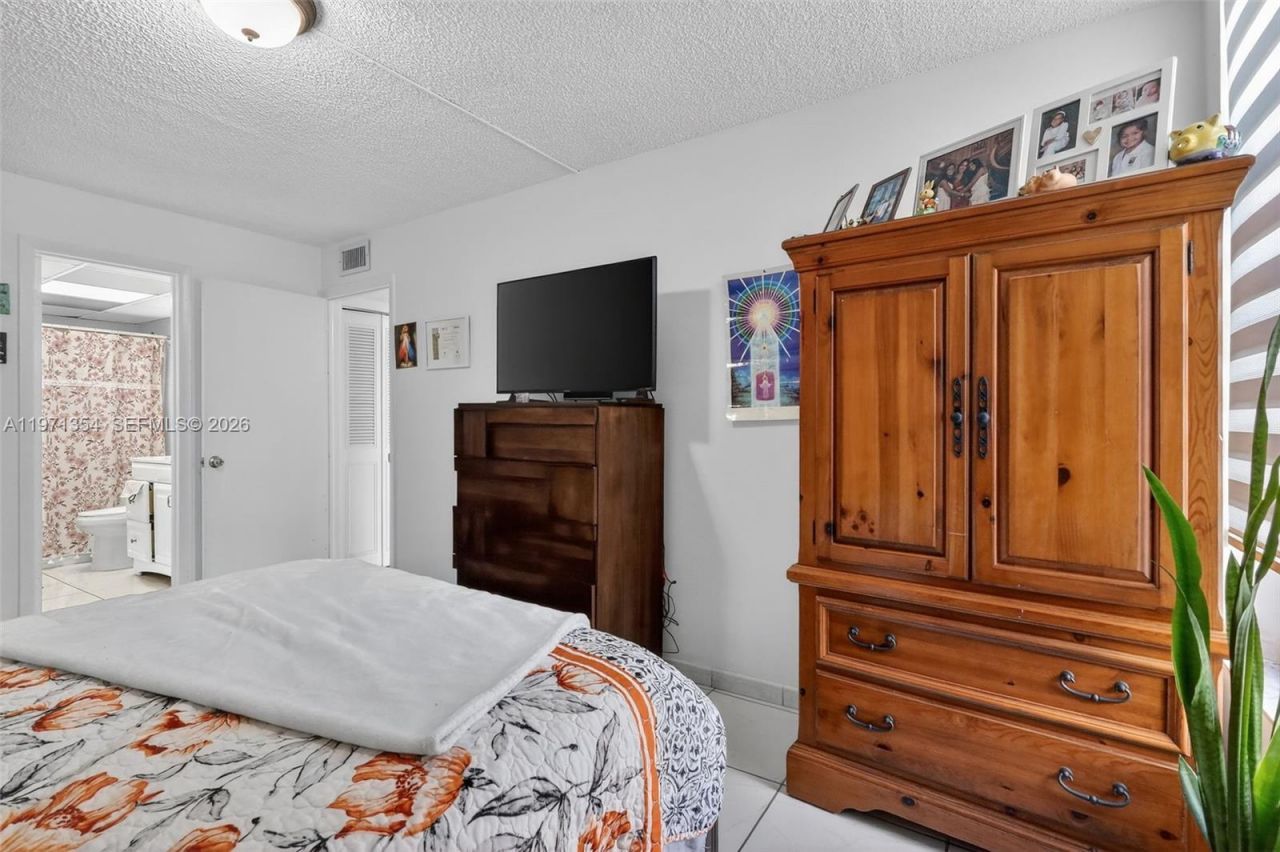 9678 Fontainebleau Blvd, Unit 410, Miami, FL 33172 Photo