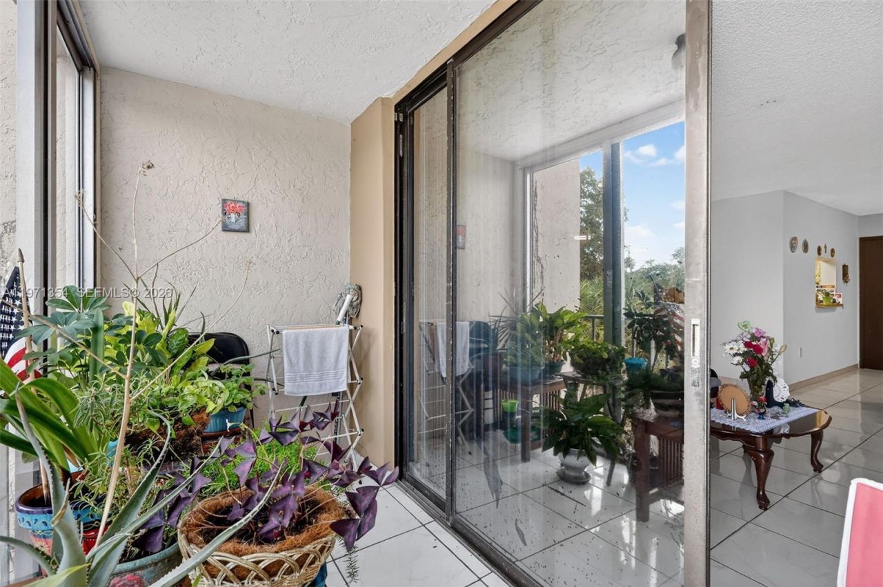 9678 Fontainebleau Blvd, Unit 410, Miami, FL 33172 Photo