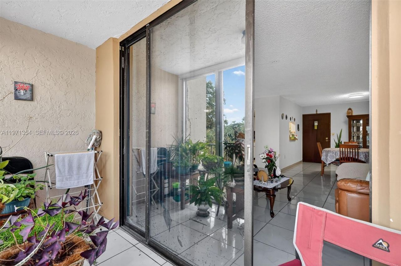 9678 Fontainebleau Blvd, Unit 410, Miami, FL 33172 Photo