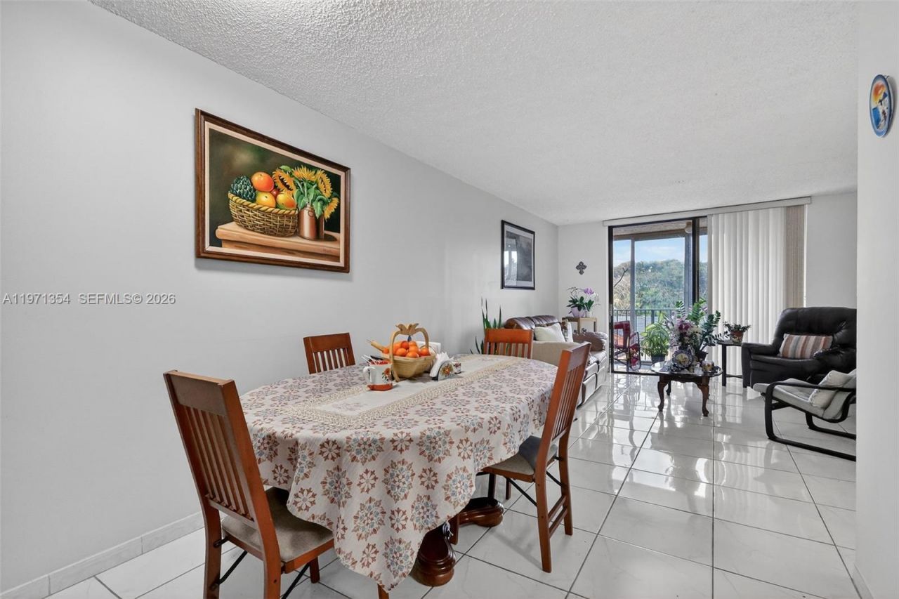 9678 Fontainebleau Blvd, Unit 410, Miami, FL 33172 Photo
