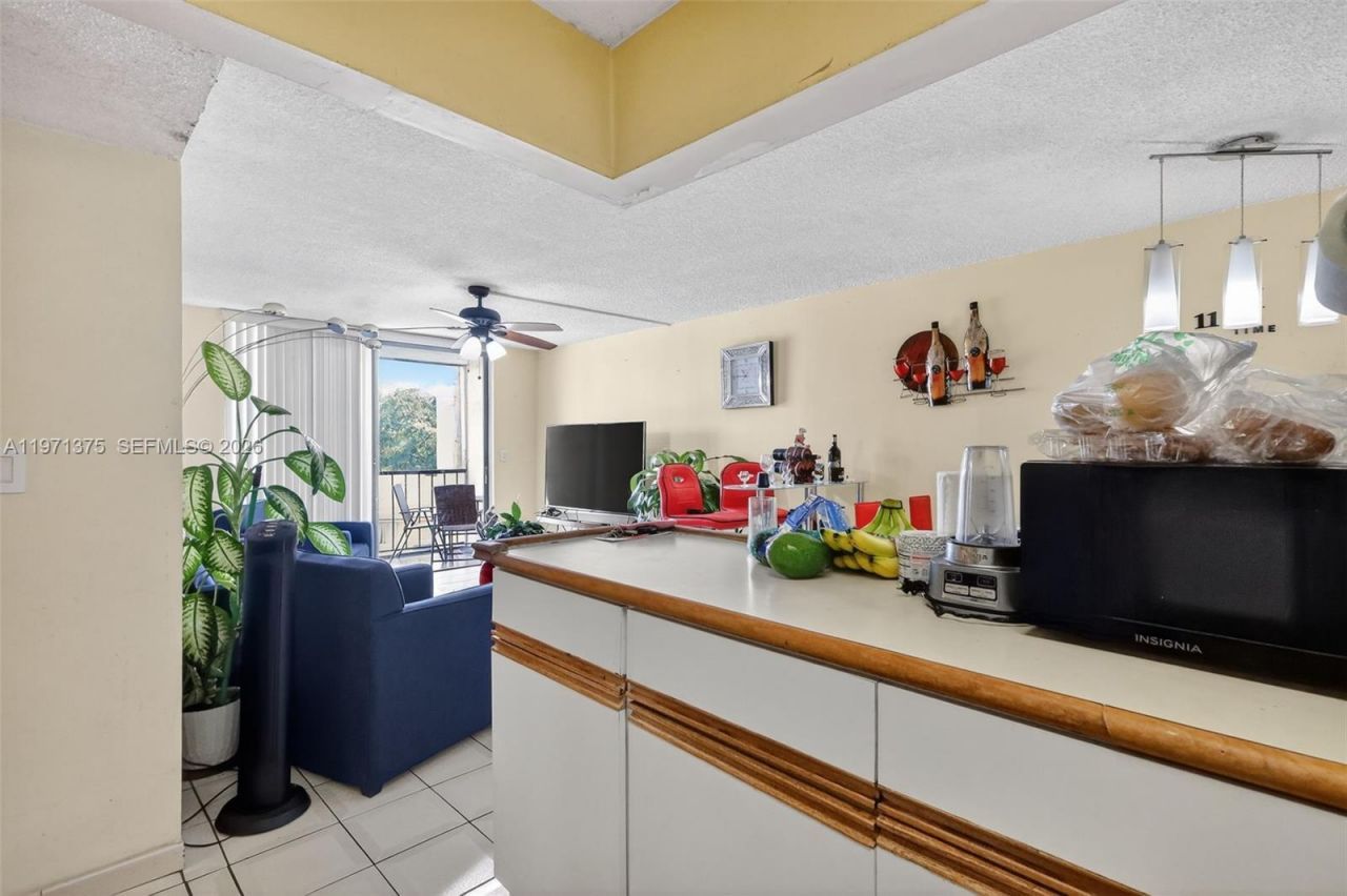 9678 Fontainebleau Blvd, Unit 411, Miami, FL 33172 Photo