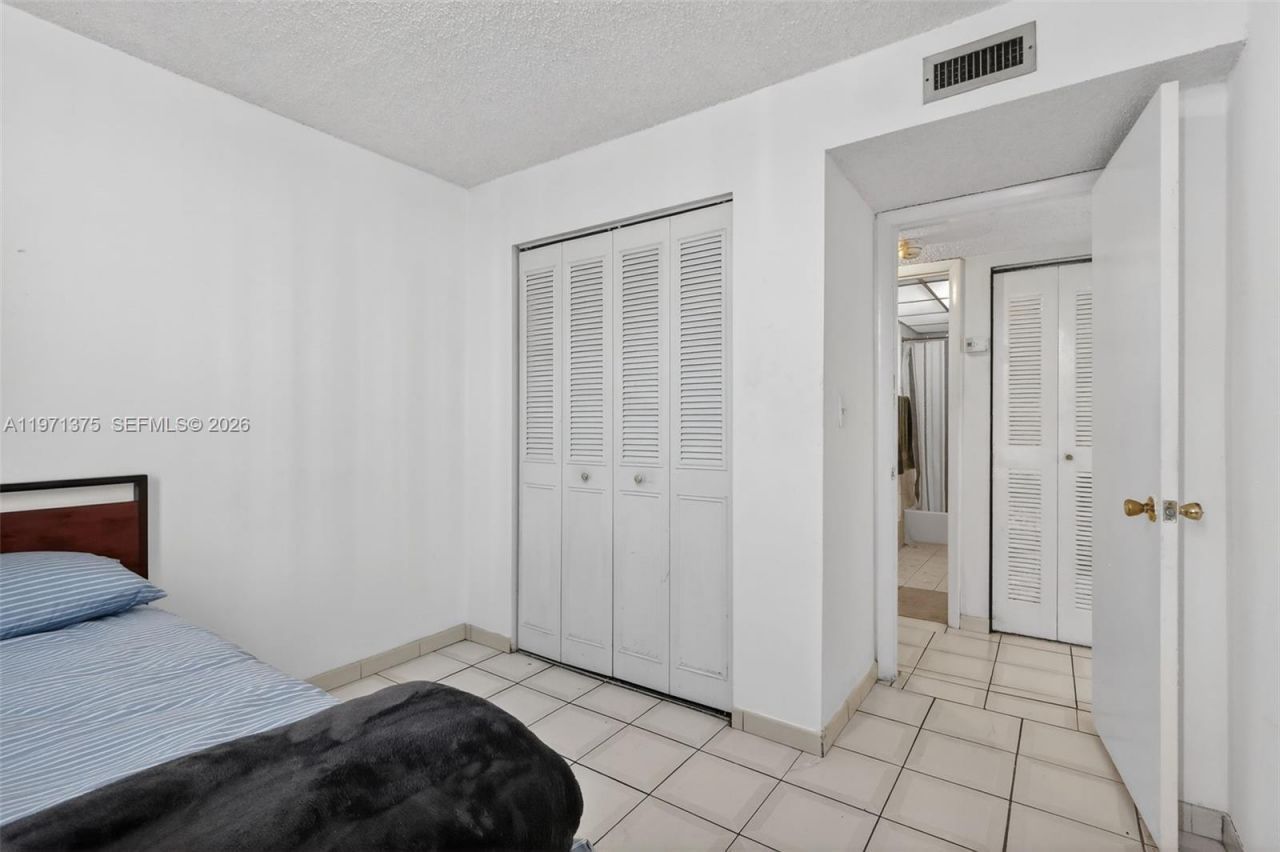 9678 Fontainebleau Blvd, Unit 411, Miami, FL 33172 Photo