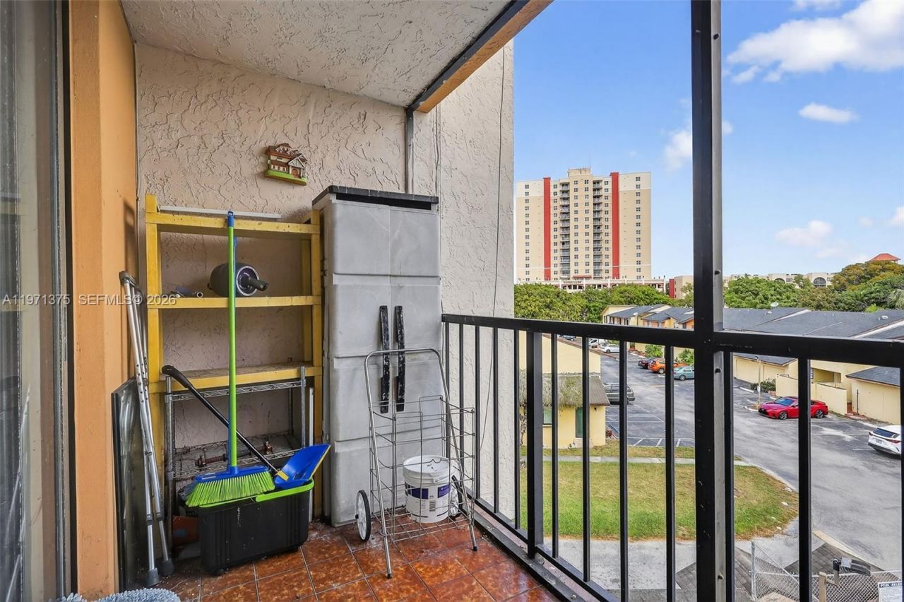 9678 Fontainebleau Blvd, Unit 411, Miami, FL 33172 Photo