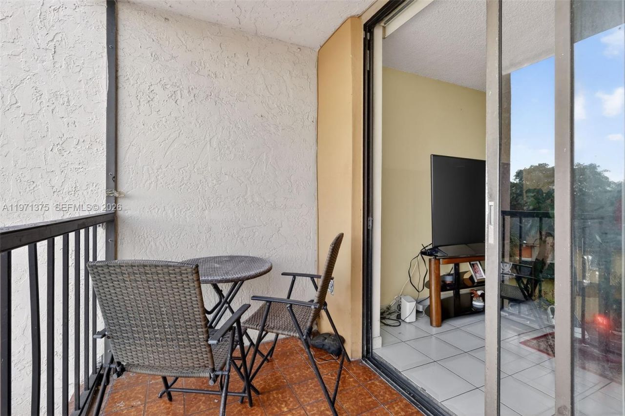 9678 Fontainebleau Blvd, Unit 411, Miami, FL 33172 Photo