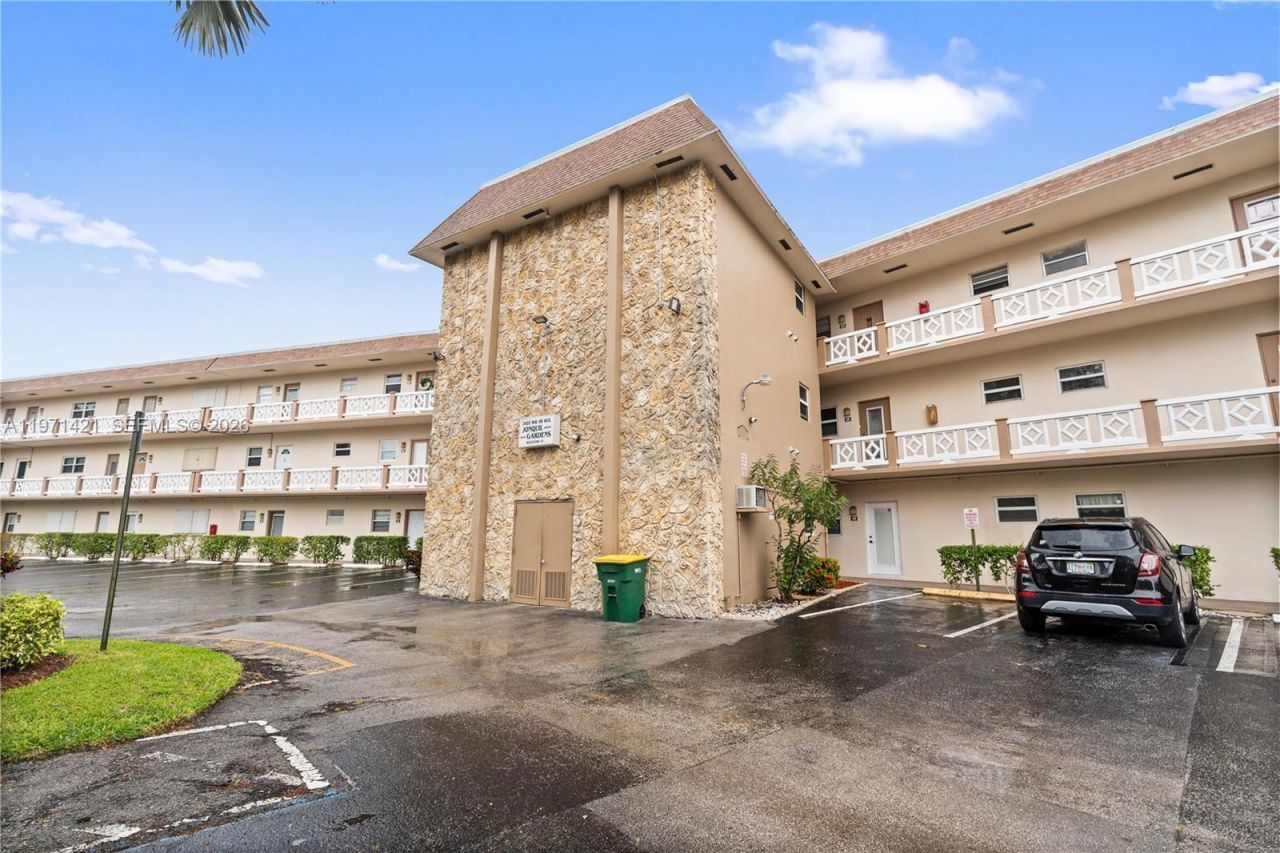 5003 NW 35th St , Unit 405, Lauderdale Lakes, FL 33319 Photo