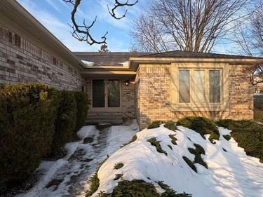 2090 Cumberland Road, Rochester, MI 48307