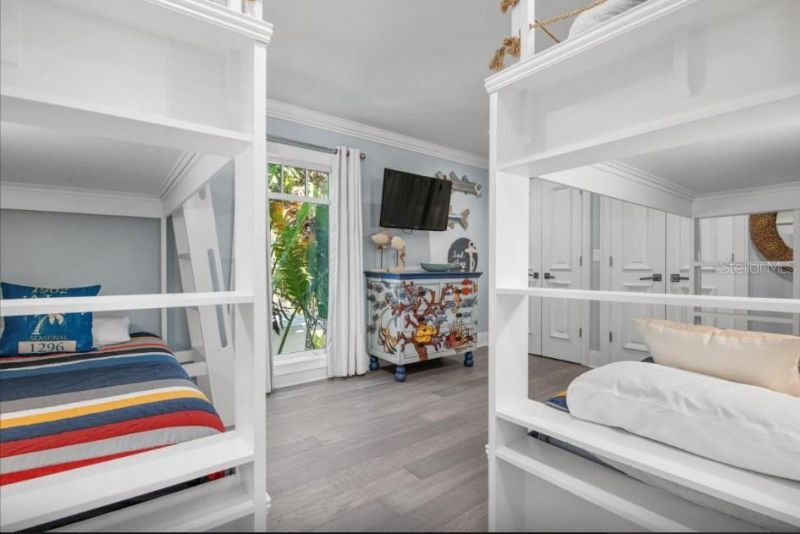 110 10th Street S, Bradenton Beach, FL 34217 Photo