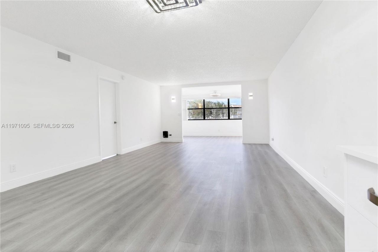 10207 Sunrise Lakes Blvd, Unit 204, Sunrise, FL 33322 Photo