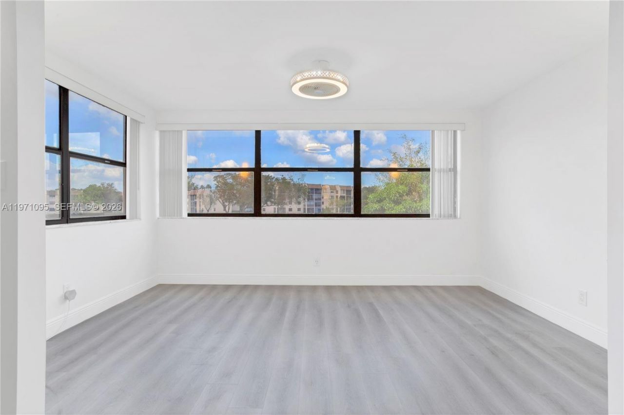 10207 Sunrise Lakes Blvd, Unit 204, Sunrise, FL 33322 Photo