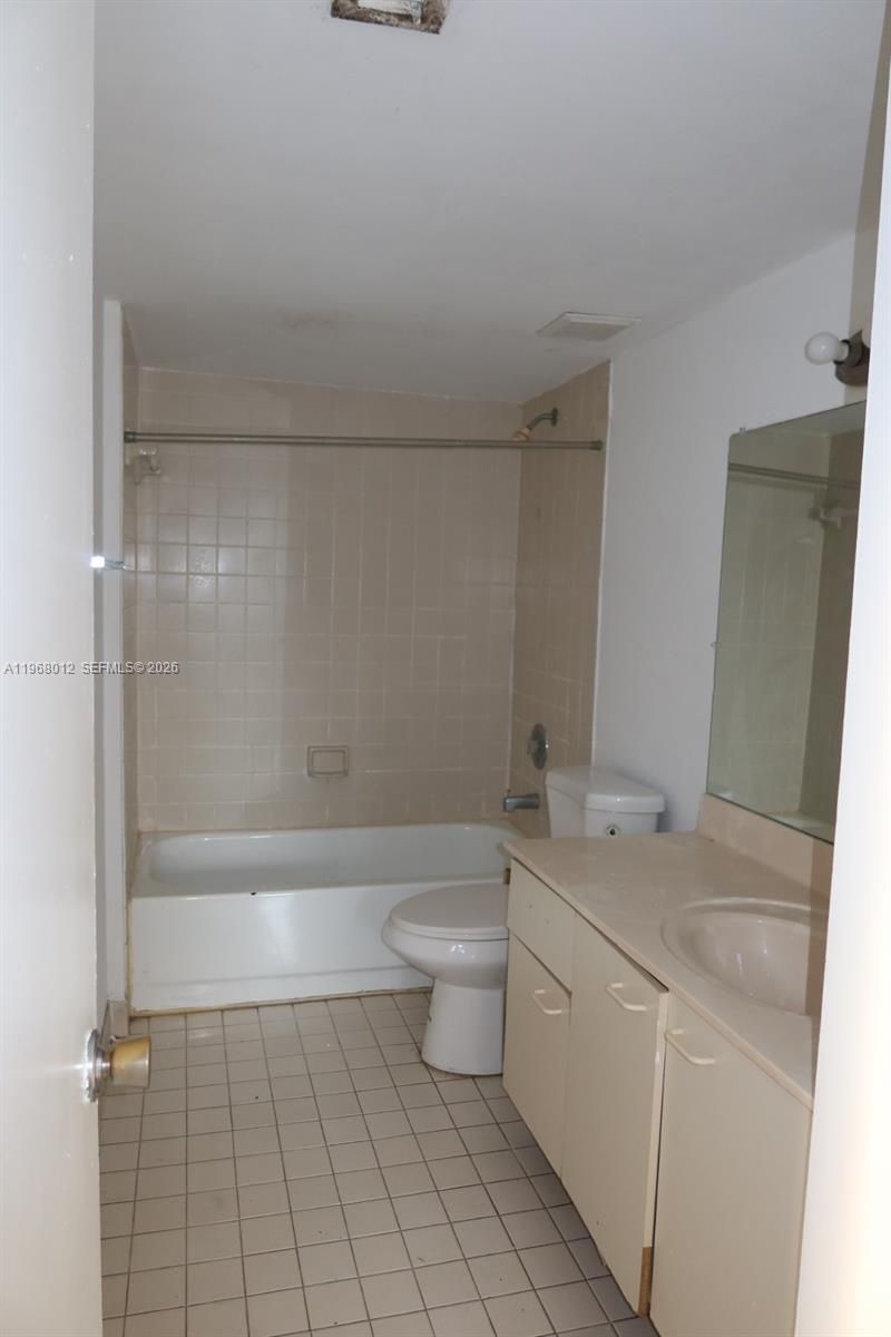 6272 NW 186th St, Unit 301, Hialeah, FL 33015 Photo