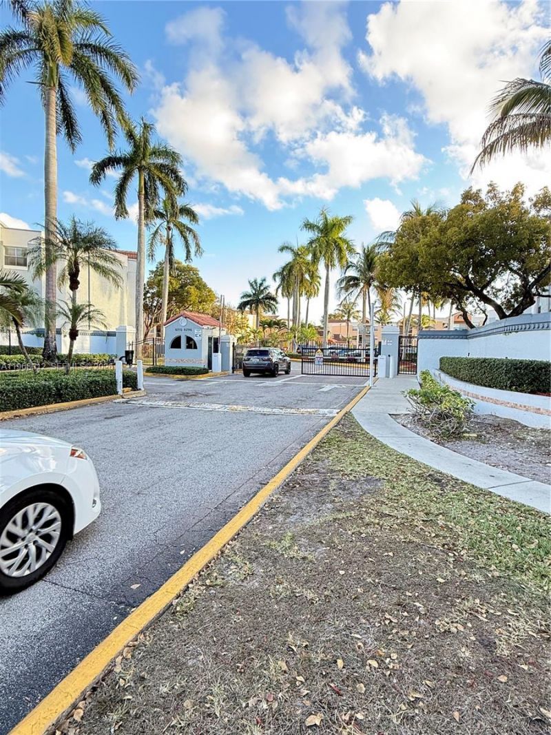 6272 NW 186th St, Unit 301, Hialeah, FL 33015 Photo