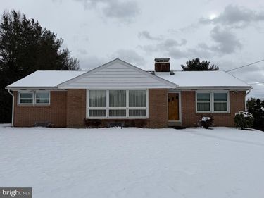 2944 BERNVILLE ROAD, LEESPORT, PA 19533