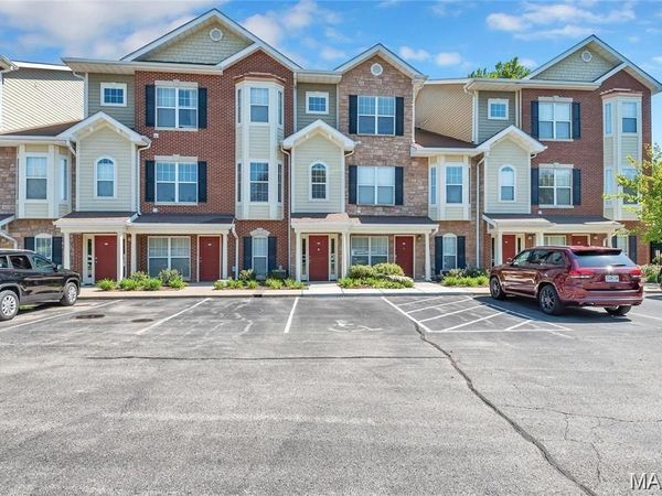 2712 McKnight Crossing Court, St Louis, MO 63124