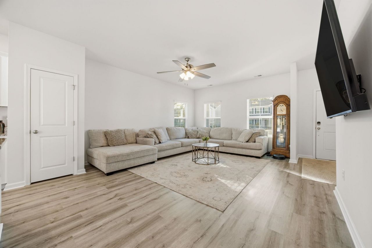 450 Archer Ct. Photo 8