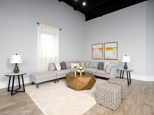 32686 Woodward Avenue, Royal Oak, MI 48073