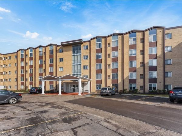 25735 Lorain Road, Unit 210, North Olmsted, OH 44070