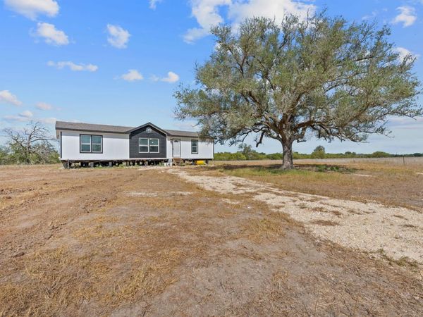 1177 County Road 402, Flatonia, TX 78941