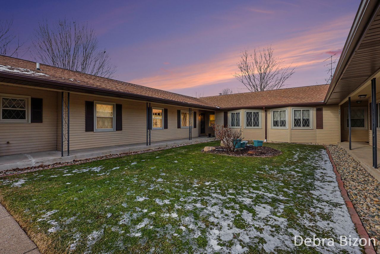 7425 Pinegrove Drive, Jenison, MI 49428 Main Photo