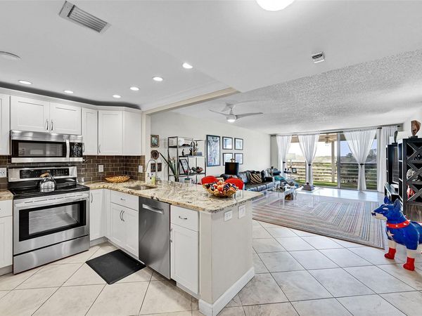 605 Oaks Drive, Unit 701, Pompano Beach, FL 33069