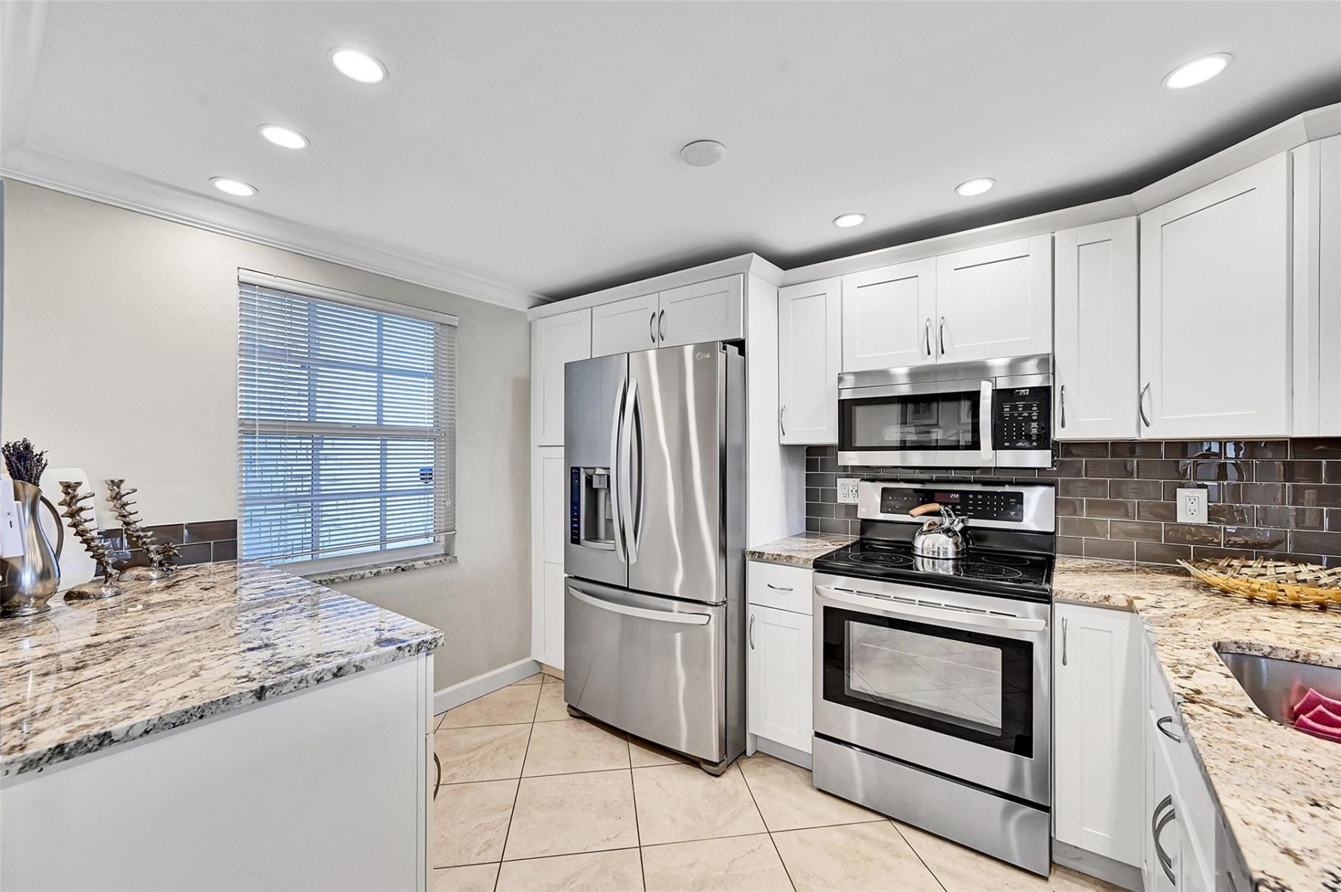 605 Oaks Drive, Unit 701, Pompano Beach, FL 33069 Photo