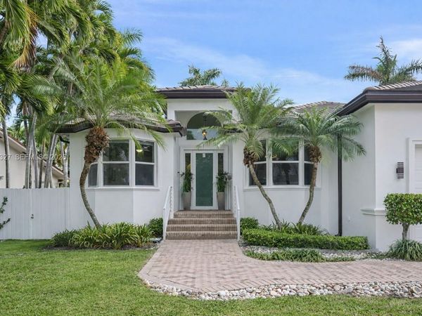 7431 Center Bay Dr , North Bay Village, FL 33141