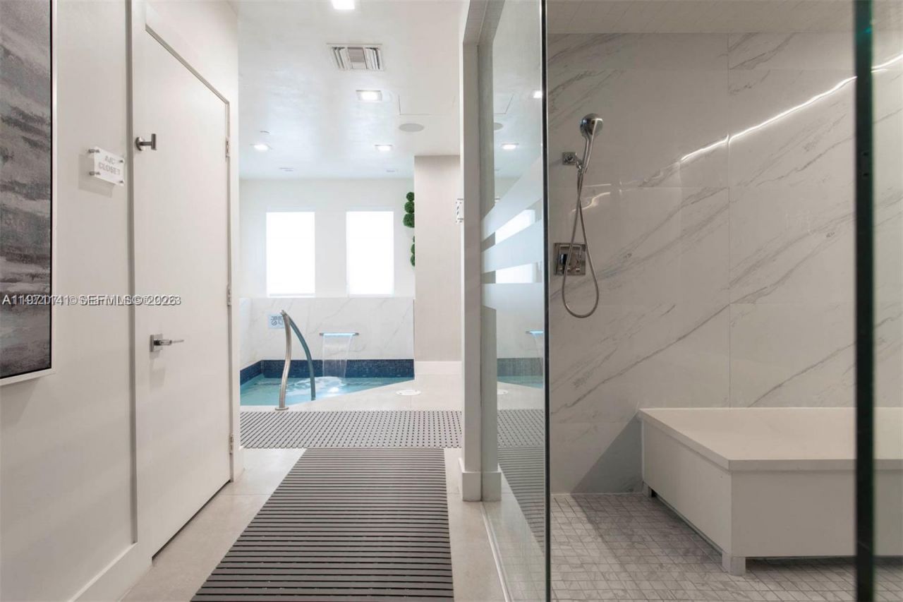 4775 Collins Ave, Unit 1806, Miami Beach, FL 33140 Photo