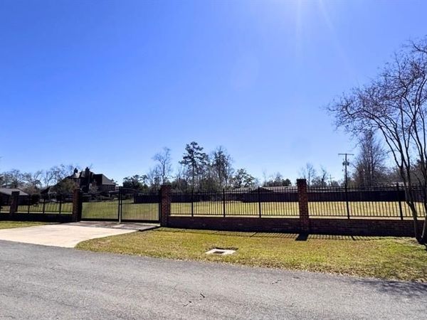 911 GREENLAWN Drive , Hammond, LA 70401