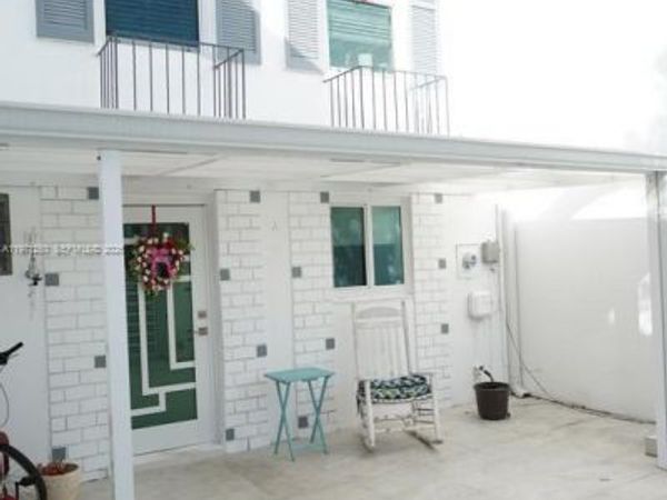 1389 W 71st St, Hialeah, FL 33014