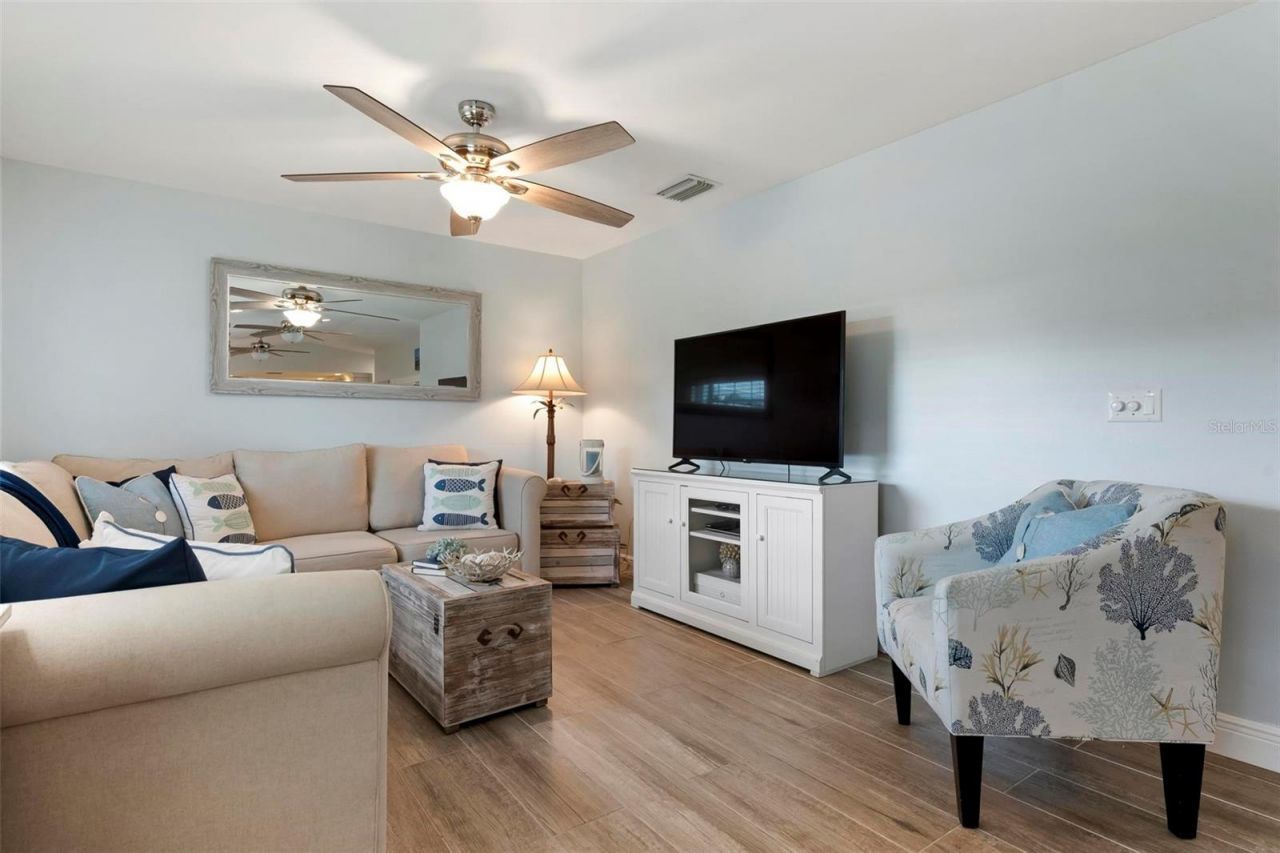 607 North Point Drive, Holmes Beach, FL 34217 Photo