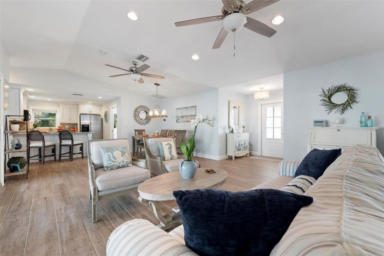 607 North Point Drive, Holmes Beach, FL 34217 Photo