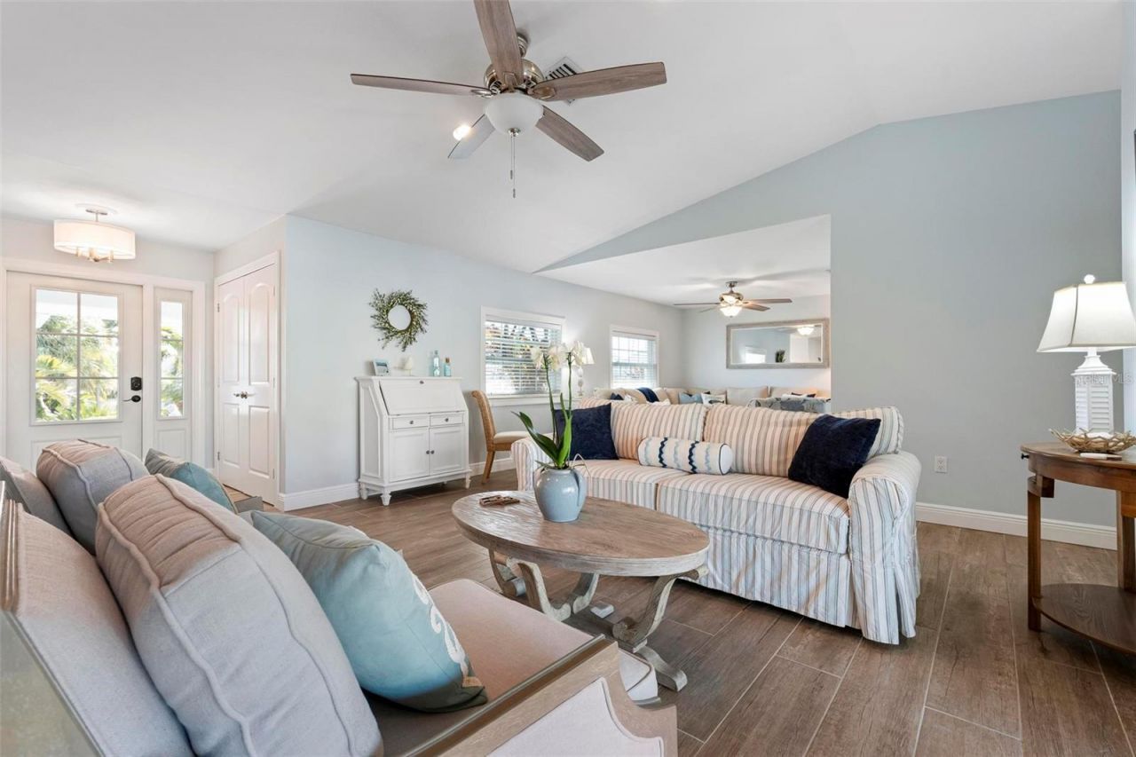 607 North Point Drive, Holmes Beach, FL 34217 Photo