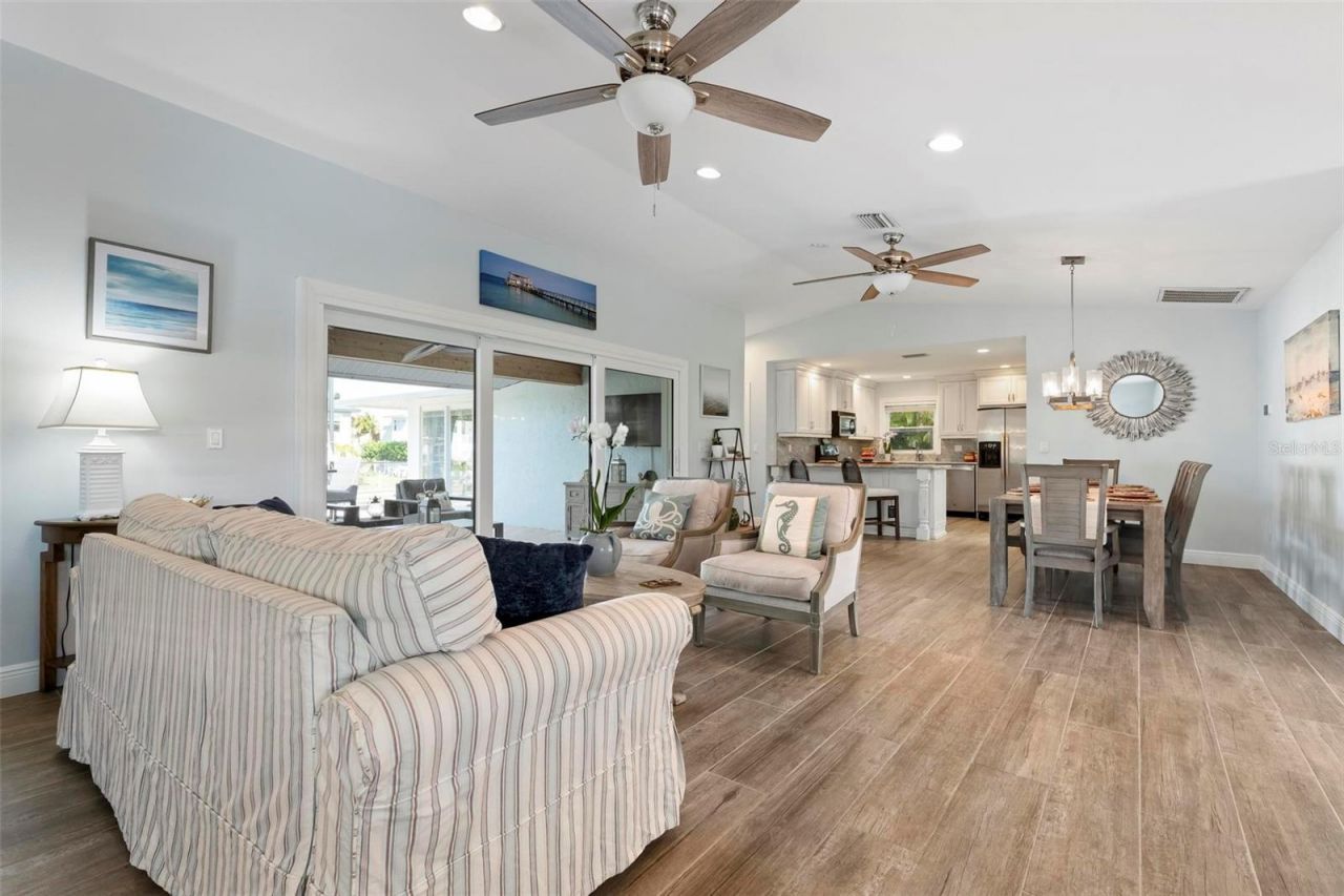 607 North Point Drive, Holmes Beach, FL 34217 Photo