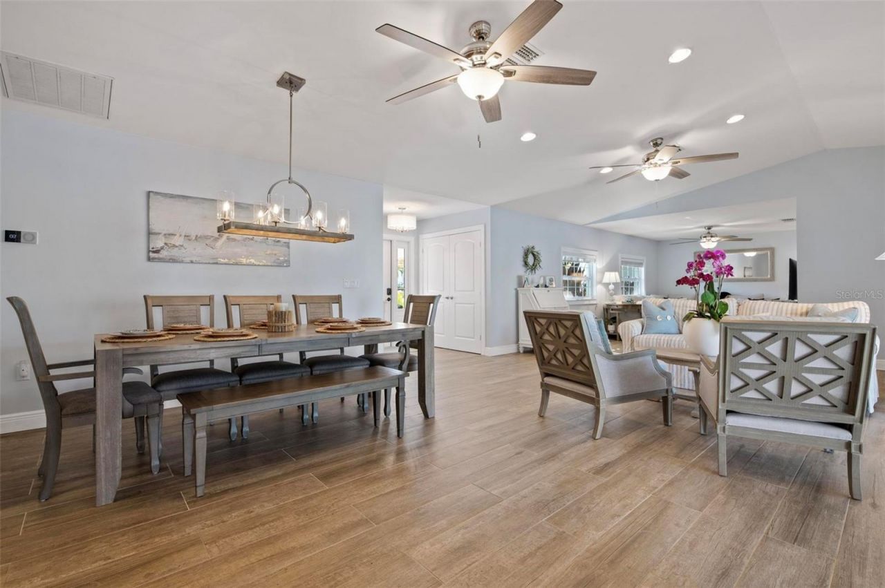 607 North Point Drive, Holmes Beach, FL 34217 Photo