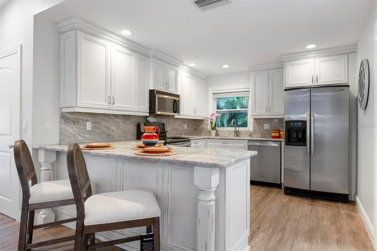 607 North Point Drive, Holmes Beach, FL 34217 Photo