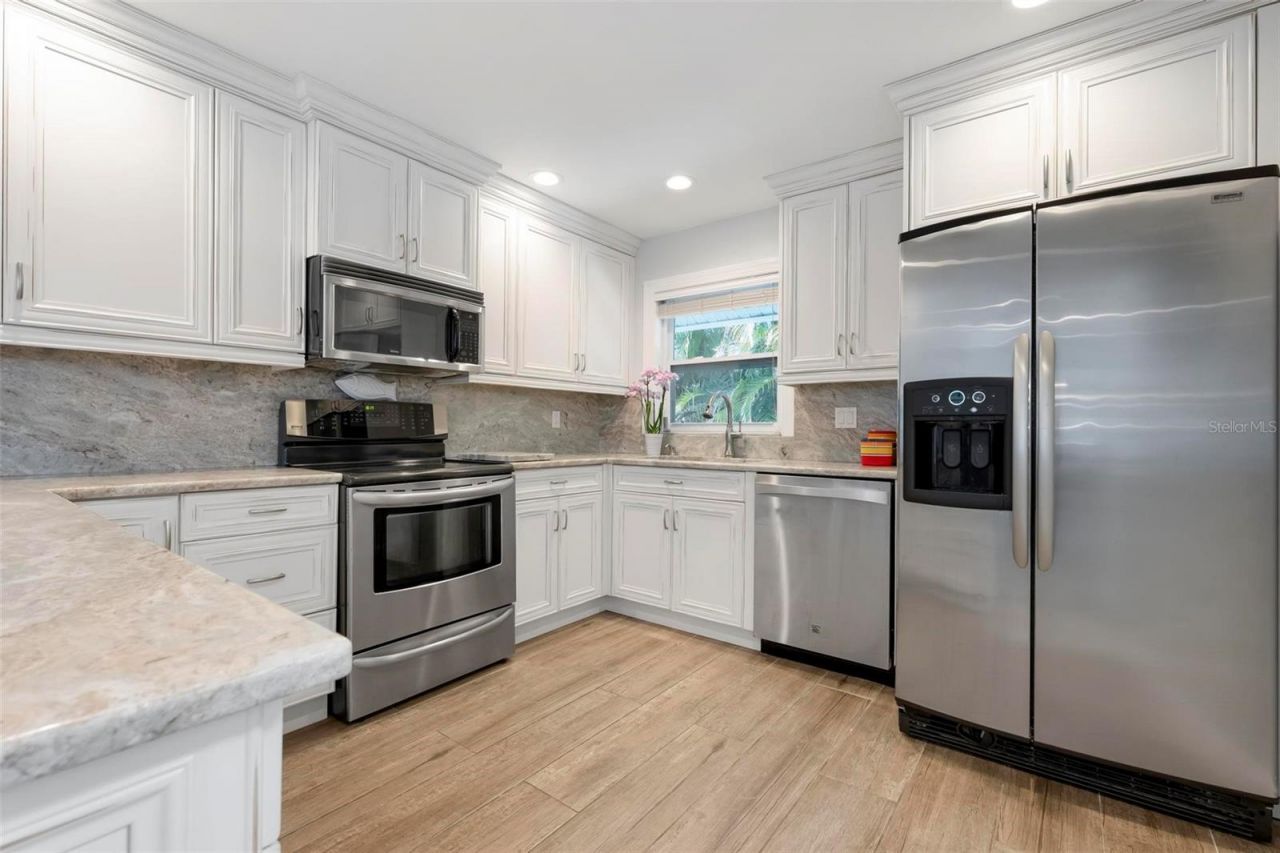 607 North Point Drive, Holmes Beach, FL 34217 Photo