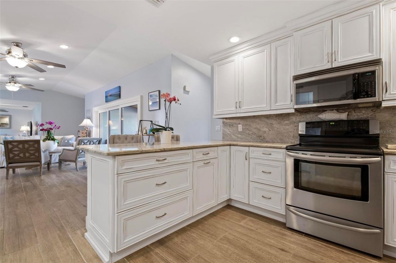 607 North Point Drive, Holmes Beach, FL 34217 Photo