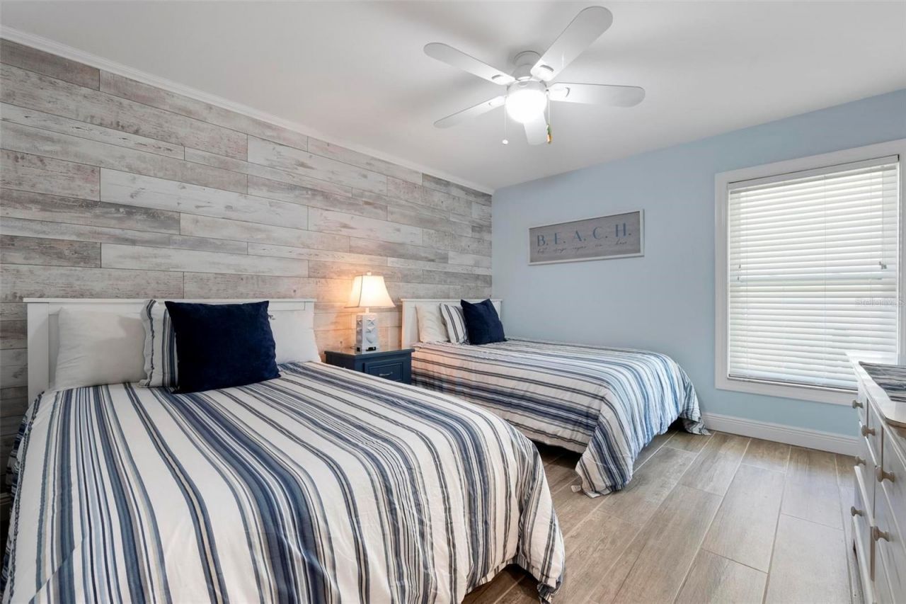 607 North Point Drive, Holmes Beach, FL 34217 Photo